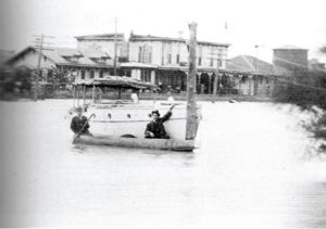 The 1913 flood of the Brazos River was devastating. The water was so high that large boats went up to the Union Depot. 
